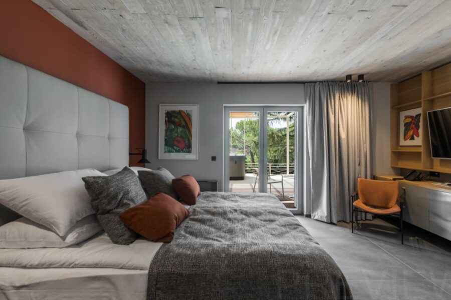 Junior Suite Superior con etrrazza e vasca isromassaggio esterna 1