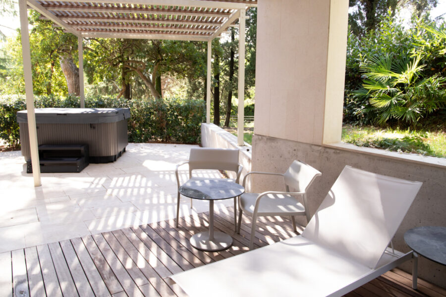 Junior Suite Superior con etrrazza e vasca isromassaggio esterna 2 Junior Suite Superior con etrrazza e vasca isromassaggio esterna 2